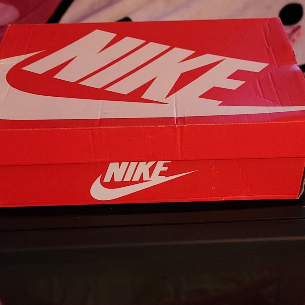NIKE SNEAKER